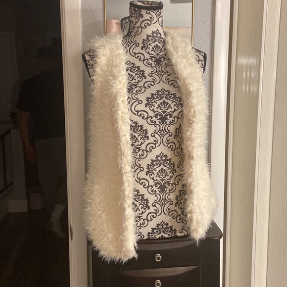Fluffy vest - Picture 3 of 5